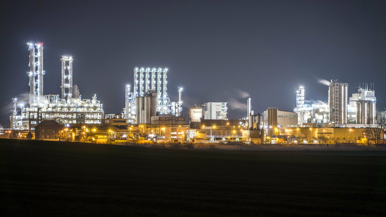 Das Nünchritzer Chemiewerk bietet am Abend von der gegenüberliegenden Elbseite einen beeindruckenden Anblick.