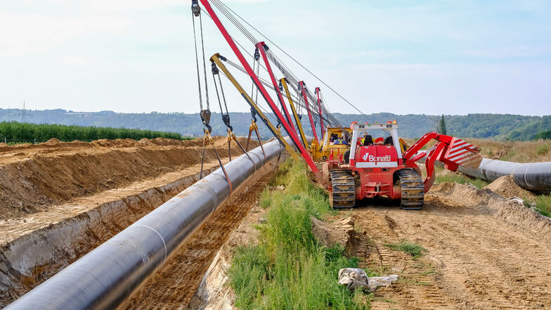 August 2019 in  der Nähe von Neusörnewitz.  Da  wurde gerade ein Rohrstrang für die Eugal Gas-Pipeline abgesenkt. Ab Montag soll hier Gas durchströmen.