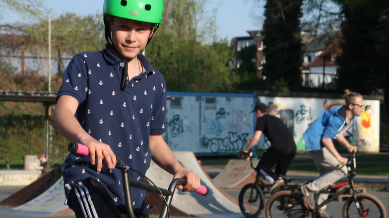 Jonas Hoffmann (12) ist täglich im Skaterpark anzutreffen mit seinem BMX-Rad. Und mit ihm viele Freunde. Das Areal hat nichts an Anziehungskraft verloren, aber die Anlage ist in die Jahre gekommen.