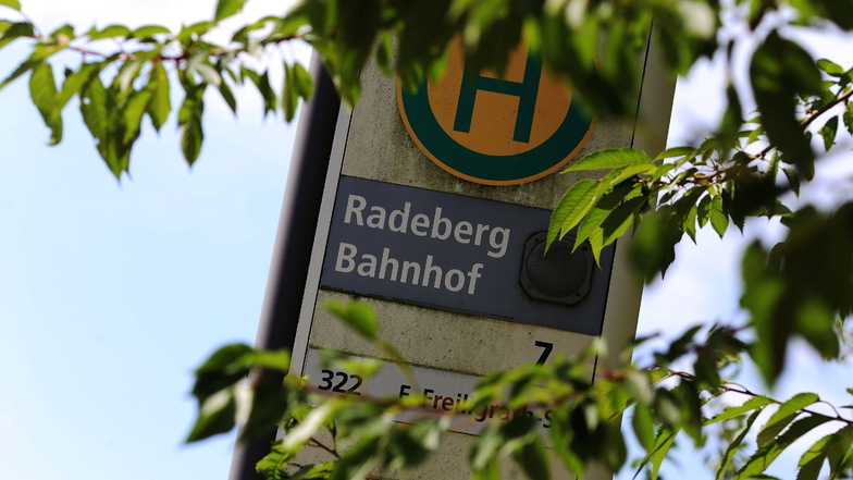 Am Bahnhof Radeberg haben Randalierer hohen Schaden angerichtet.