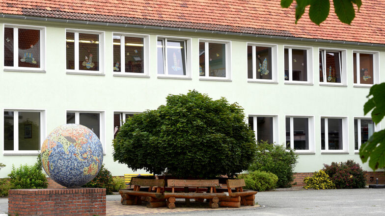 In den "Neubau" der Mittelherwigsdorfer Grundschule, der direkt an das alte Schulgebäude anschließt, richtet die Gemeinde jetzt im Obergeschoss ein achtes Klassenzimmer wegen der gestiegenen Schülerzahlen ein.