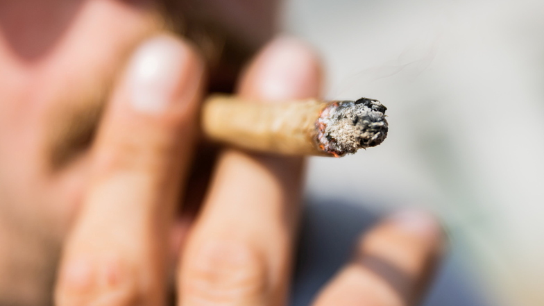 Symbolbild: Ein Mann raucht Cannabis.