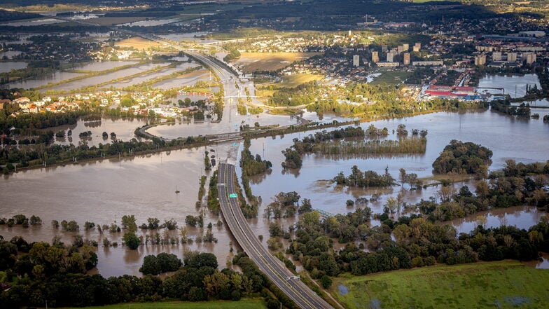 In Bohumín unweit der Grenze zu Polen steht ein Teil der Autobahn D1 unter Wasser