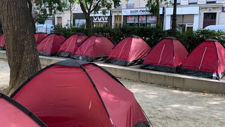 Ein Zeltcamp für junge unbegleitete Flüchtlinge ist im Stadtzentrum von Paris aufgebaut worden.