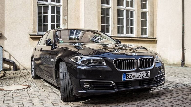 Das Auto des Landrats   Typ   BMW 530ex-drive Kilometer/Jahr   50 000 Kosten/Jahr 11 000 Euro Landrat Michael Harig ist im Durchschnitt rund vier Stunden täglich unterwegs. Er hat einen Fahrer und nutzt die Zeit im Auto zur Arbeit.