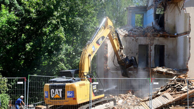 Am Dienstag hat der Abriss der ersten beiden Häuser in der Zittauer Kantstraße begonnen.