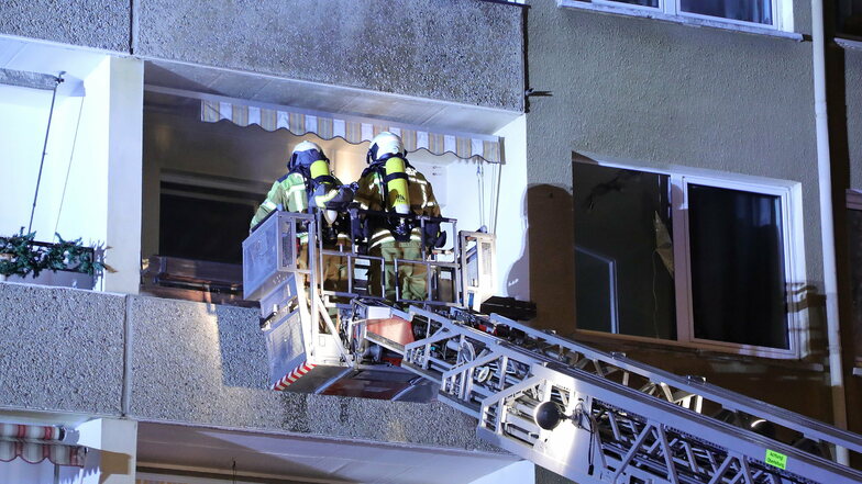 Als die Feuerwehr eintraf, drang bereits Rauch aus der Wohnung. Das Feuer konnte jedoch schnell gelöscht werden.