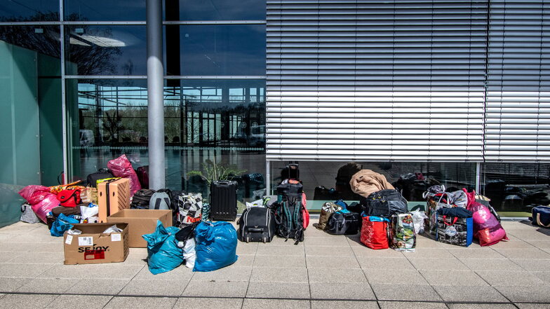 Vor dem AOK-Bildungszentrum in Waldheim stehen Taschen und Kartons mit den Sachen ukrainischer Flüchtlinge. Momentan sind dort 165 Menschen untergebracht.