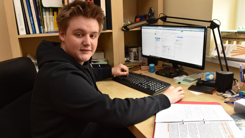 Tristan Seibt aus Oelsa löst Schulaufgaben am Rechner zu Hause. Hier ist er frei zu arbeiten, wann es ihm liegt.