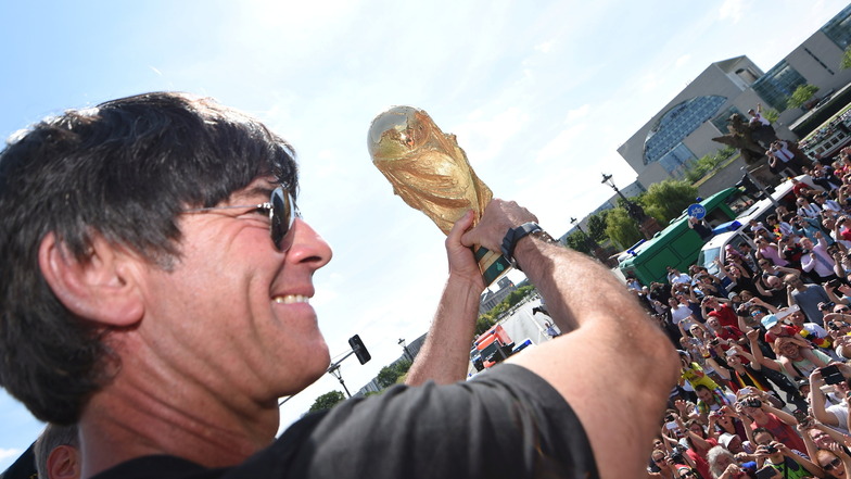 Beim WM-Triumph 2014 genießt Joachim Löw den Zuspruch der Fans. In den letzten Jahren fehlte dieser aufgrund einiger Fehler Löws.