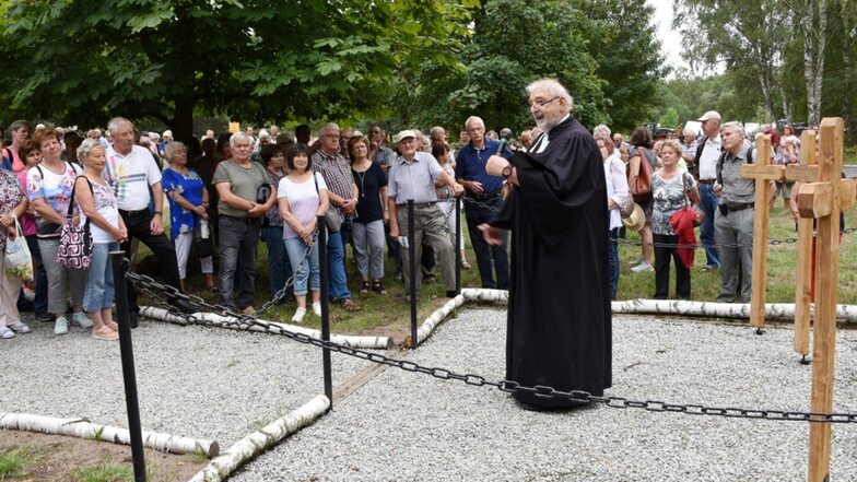 Hans-Christian Doehring, Pfarrer im Ruhestand, hält am Sonnabendvormittag eine Andacht am Gedenkstein des Soldatenfriedhofes beim zweiten „Tränke- Fest“ ab.