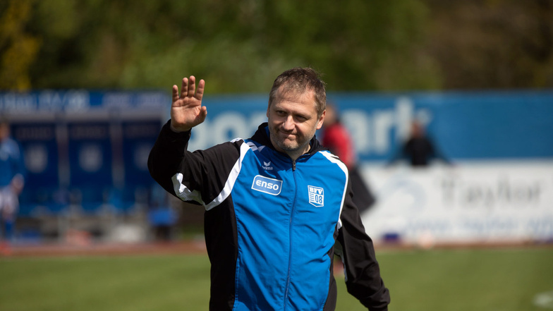 Winkt Bischofswerdas Trainer Erik Schmidt schon zum Abschied aus der Regionalliga? Absteiger soll es zwar nicht geben, doch der Verein hat andere Sorgen.