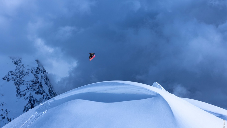 Der Snowboarder Camille Armand ist für seinen kunstvollen und rasanten Fahrstil bekannt. In seiner Heimat Chamonix fährt der 30-Jährige außer Konkurrenz. Doch in den norwegischen Lyngenalpen zeigt sich Monsieur Armands Gespür für Schnee noch einmal beeindruckender - und absolut leinwandtauglich. Viel Spaß beim Film Shifting!