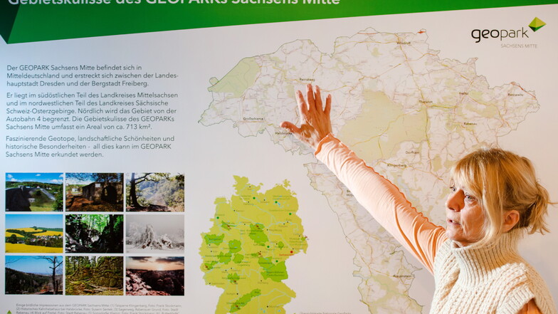 Die Projektmanagerin des Geoparks Sachsens Mitte, Eva Pretzsch, steht vor einer Landkarte mit den Mitgliedskommunen. In Dipps musste sie das Projekt verteidigen.