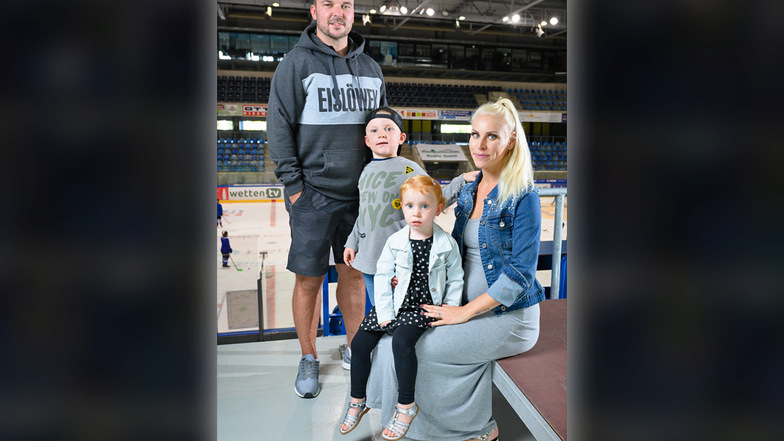Eishockey-Profi Steven Rupprich mit seiner Frau Gina, die das dritte Kind erwartet, sowie Sohn Lauren, der bereits bei den Bambinis der Dresdner Eislöwen spielt, und Tochter Luna.