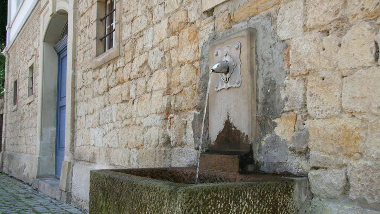 Fischkopfbrunnen in der Pirnaer Altstadt: Es kann wieder bedenkenlos Trinkwasser gezapft werden.