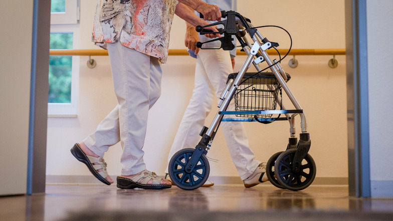 Altenpflegekräfte sollen ab Juli 2021 mindestens 15 Euro pro Stunde erhalten.