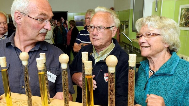 In der modernen Ölmühle in Gadewitz erklärt Dieter Horlacher den Besuchern Ernst und Brigitte Schulze aus Leipzig die verschiedenen Ölsorten.