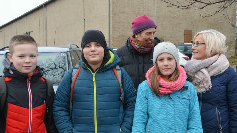 Jonas, Leonard, Leonie (von links) und weitere Königshainer Kinder wollen nicht mehr so lange auf den Zubringerbus in Girbigsdorf warten müssen. Randi Kühn-Teiche und Silvana Lobedann (rechts) hoffen, dass sich eine Lösung findet.