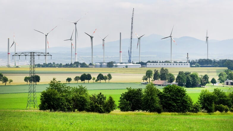 Einen Windpark wie hier bei Oberseifersdorf wollen die Lampertswalder verhindern. Auch Schutzgebiete sollen jetzt kein Hindernis mehr sein.