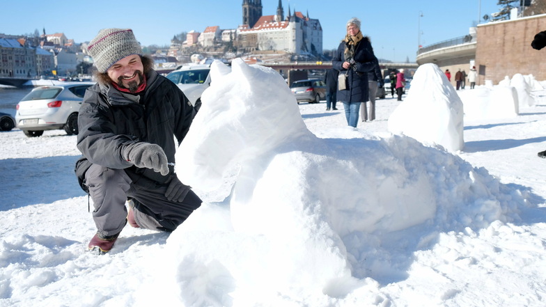 Marcus Faust formte am Wochenende eine Skulptur aus Schnee. Die widmete er seiner Tochter aus Meißen.