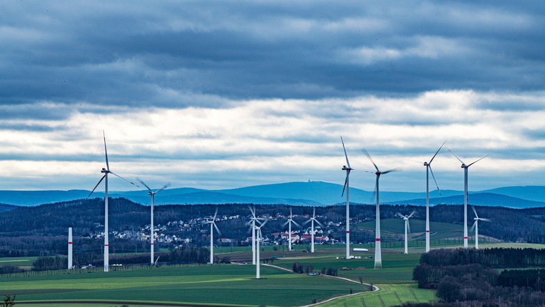 Windräder stehen bei Stollberg im Erzgebirge: Künftig soll noch viel mehr Windenergie erzeugt werden.