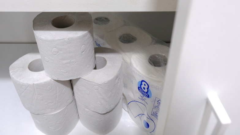Toilettenpapier unter Verschluss. In der Nünchritzer Oberschule müssen die Schüler seit Kurzem vor dem Toilettengang erst ins Sekretariat.