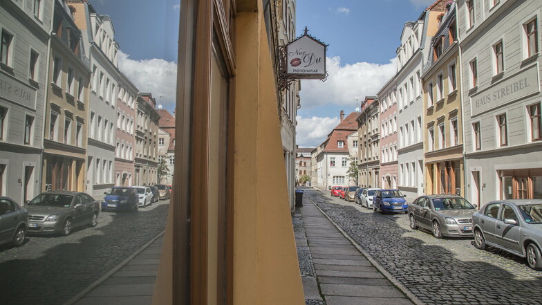 Die Breite Straße in der Görlitzer Altstadt heißt zwar so, aber Platz zum Parken bietet die Einbahnstraße nur auf einer Seite.