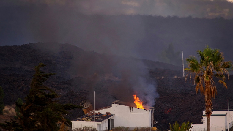 Ein Haus wird von der Lava auf der Kanareninsel La Palma verbrannt.