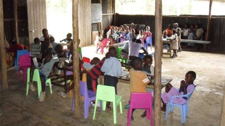 Momentan läuft der Unterricht in Pastor Dans Schule noch etwas improvisiert ab. Bald sollen die Kinder aus Nyalenda, die sonst nicht in die Schule gehen könnten, aber bessere Bedingungen zum Lernen haben. Fotos: privat