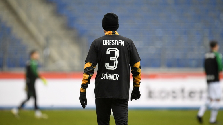 Beim Aufwärmen tragen die Dynamo-Spieler Shirts in Erinnerung an den verstorbenen Hans-Jürgen "Dixie" Dörner.