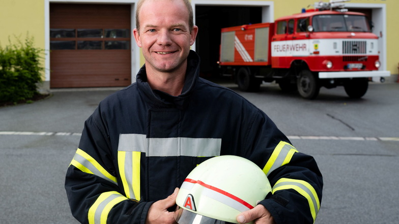 Das 31 Jahre alte Auto der Malschwitzer Feuerwehr muss voraussichtlich noch zwei Jahre seinen Dienst tun. Danach wird es durch ein nagelneues Löschfahrzeug ersetzt. Wehrleiter David Rüsch freut's.