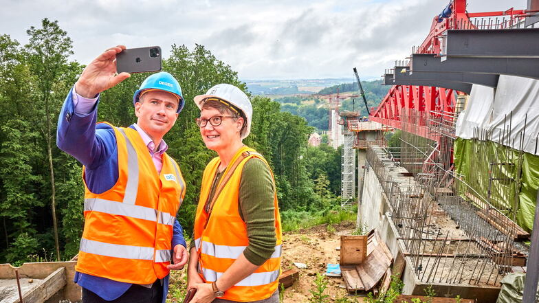 Sachsens Wirtschaftsminister Martin Dulig und Ehefrau Susann beim Besuch der Südumfahrung-Baustelle: Selfie vor der Gottleubatalbrücke.