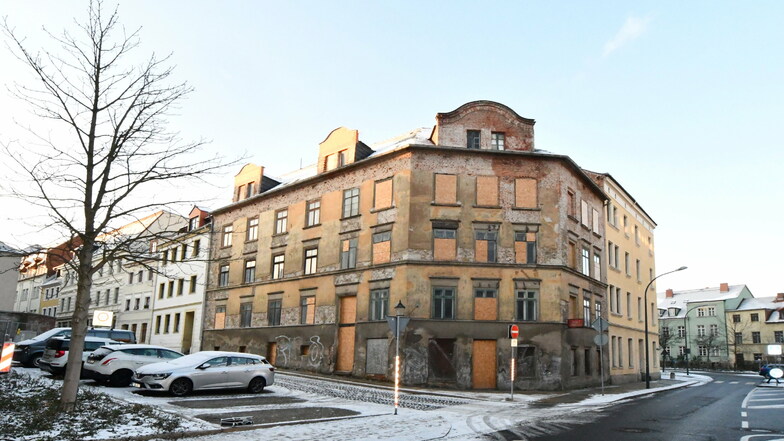 Das Eckhaus Breite Straße 13 a in Görlitz soll bei einer Auktion am 19. März versteigert werden. Das Haus steht direkt gegenüber der Jägerkaserne.