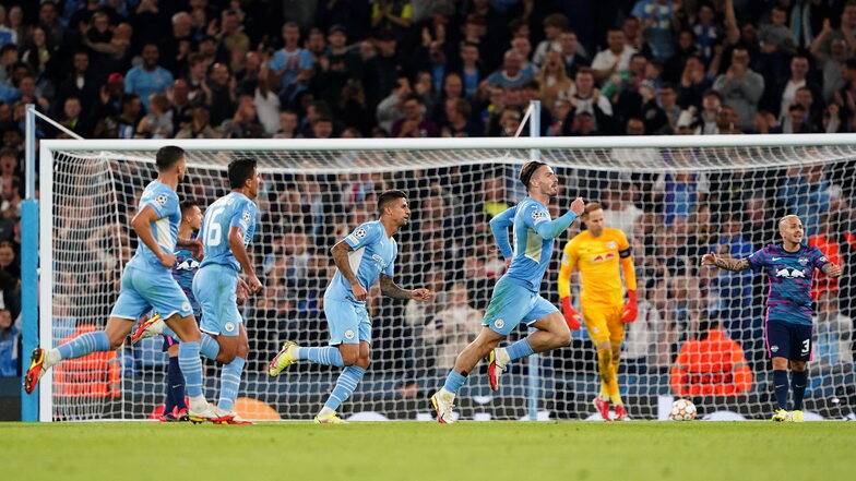 Jack Grealish (r) von Manchester City feiert den vierten Treffer seiner Mannschaft.