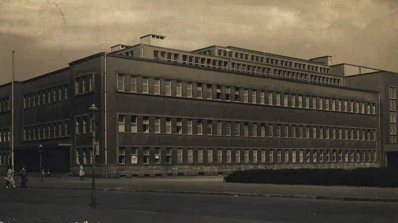 Diese historische Postkarte zeigt das Sachsenbad kurz nach der Eröffnung um
1930.
