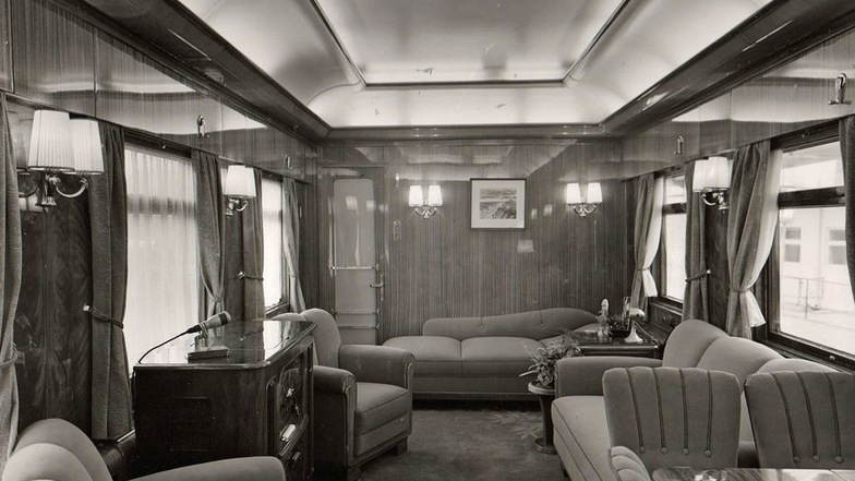 Zu den Sonderanfertigungen gehörten unter anderem ein bequem ausgestatteter Konferenzraum in einem sechsachsigen Salonwagen.