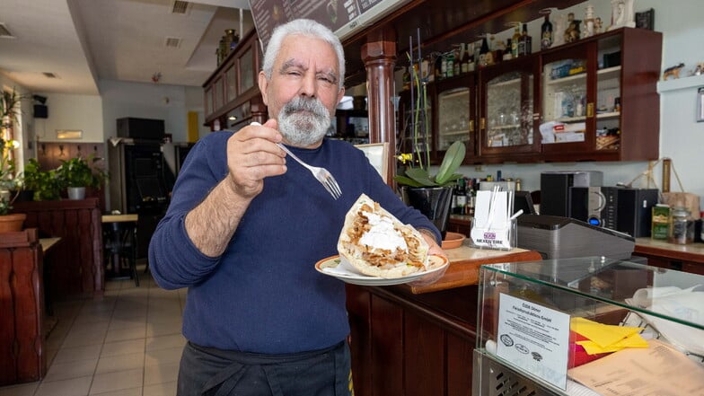 Ismail Incedal mit einem Döner in seinem Kebap House in Pirna. Kulinarisches Highlight ist aber auch die Bohnensuppe seiner Frau Turkan. Die gibt es immer donnerstags.