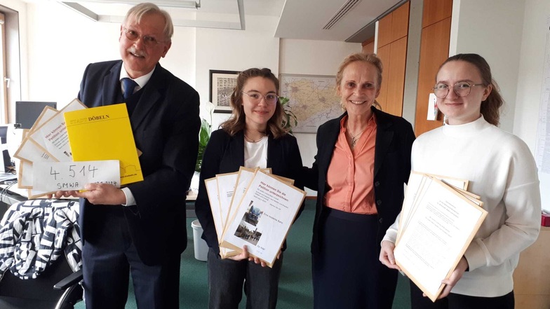 Gemeinsam mit zwei Abiturientinnen des Döbelner Gymnasiums hat CDU-Stadtrat Rudolf Lehle die Petition an Staatssekretärin Ines Fröhlich (3.v.l.) überreicht.