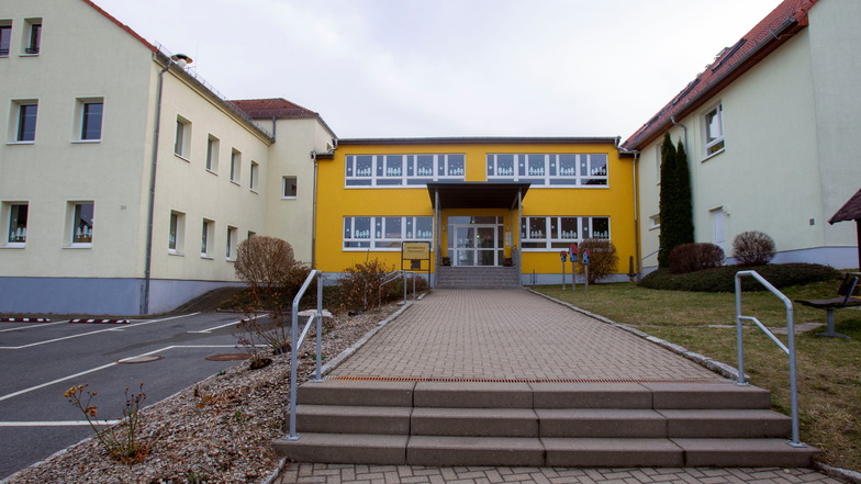 Auch an der Grundschule in Oberhermsdorf sollen Toiletten und Garderoben erneuert werden. Außerdem bekommt die Schule ein neues Computerkabinett.