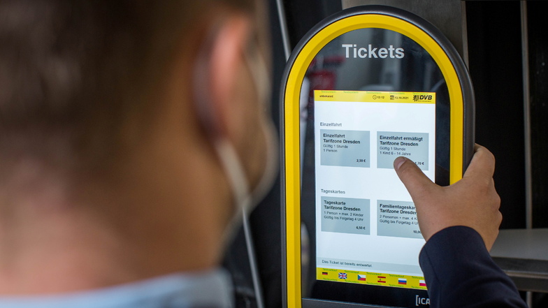 Ticket wählen und mit Karte zahlen - das ist die neue Technik in den Bussen und Bahnen der DVB.