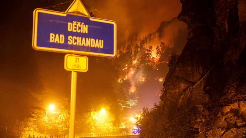 Die Flammen hatten am 25. Juli vom Brand im Nationalpark Böhmische Schweiz auf tschechischer Seite auf den Nationalpark Sächsische Schweiz übergegriffen und dort eine riesige Fläche verwüstet.