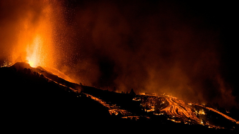 Ein Vulkan auf der spanischen Atlantikinsel La Palma brach am Sonntag nach wochenlanger seismischer Aktivität aus und veranlasste die Behörden, Tausende zu evakuieren.