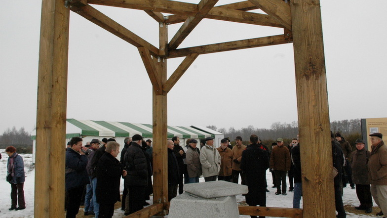 2006 wurde die Erinnerung an die Großenhainer Grundlinie mit dem Messpunkt auf dem Exer in Kleinraschütz begonnen. Ein Balkengerüst markiert den Ort des früheren Schutzbaus des Vermessungspunktes.