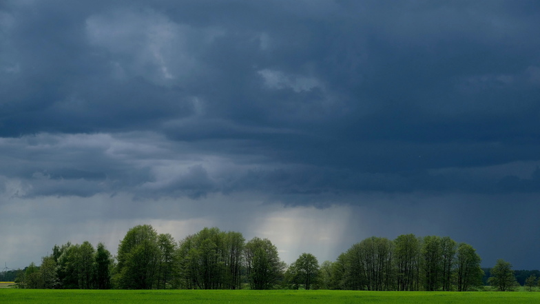 Typisch sächsisch in diesem Frühjahr: Regenwolken über einem Feld in Nordsachsen. Wechselhaft, nass und kalt.