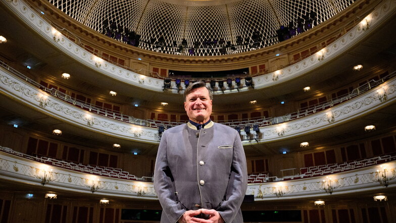 Der designierte Generalmusikdirektor Christian Thielemann steht bei einem Termin vor der Pressekonferenz zu den Plänen der Spielzeit 2024/25 der Staatsoper Unter den Linden auf der Bühne.