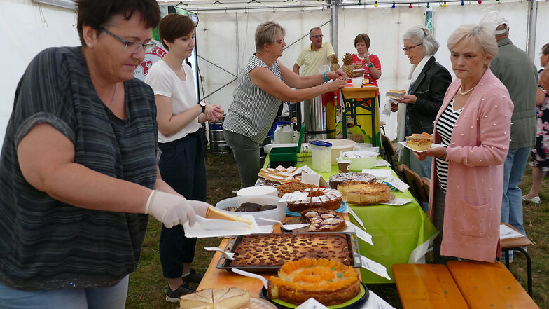 Die Dorffestbesucher in Burg hatten zur Kaffee-Zeit am Nachmittag eine große Auswahl unter den immerhin 14 Kuchen und Torten.