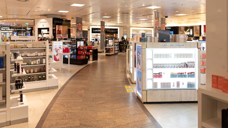 Im Erdgeschoss bietet das Dresdner Karstadt-Warenhaus ein großes Sortiment an Parfums und Kosmetik.