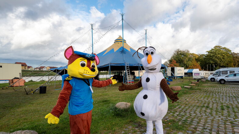 Während das Zirkuszelt noch aufgebaut wird, posieren schon einmal die Figuren Olaf und Chase - bekannt aus einschlägigen Kinderfilmen.