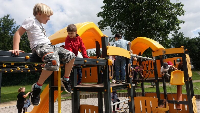 Kinder nehmen Spielplatz in Keuern wieder in Besitz